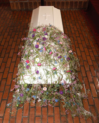 5_sorg_asters_teppe_kistedekorasjon